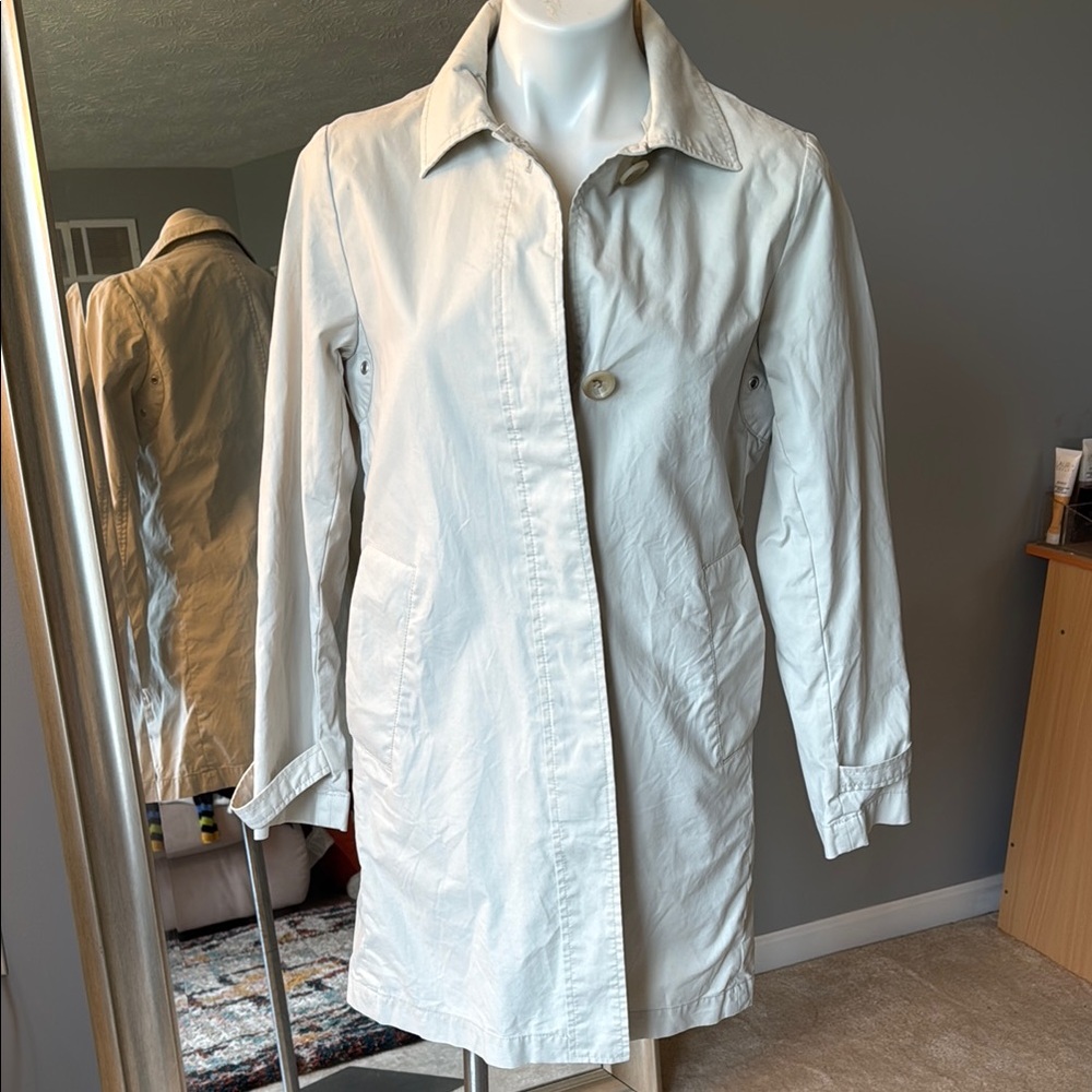 Women's Vintage Banana Republic Trench/ Rain Coat Size Medium in Off white/Stone